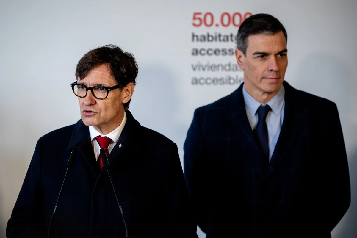 Salvador Illa, presidente de la Generalitat, y Pedro Sánchez, presidente del Gobierno, con las promesas de construcción de vivienda para el alquiler social, pero siguen sin poner un ladillo | Fuente: Agencias