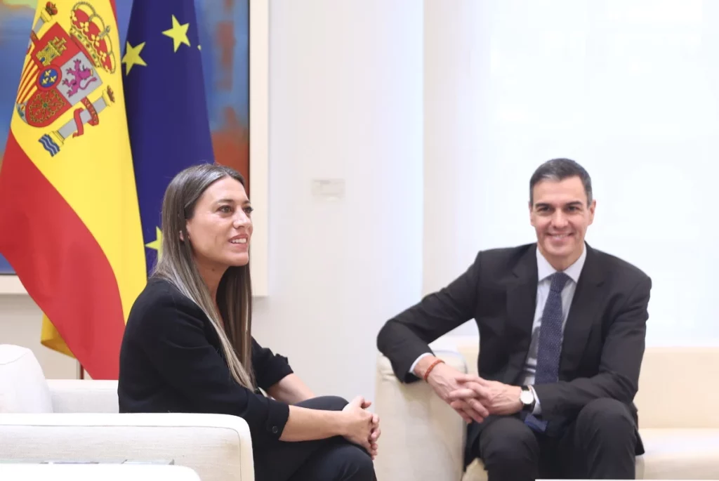 Junts marca el ritmo a Pedro Sánchez y reivindica sus logros en Cataluña para reforzarse en el territorio 2 Moncloa Míriam Nogueras, portavoz de Junts en el Congreso, en una reunión con Pedro Sánchez, presidente del Gobierno| Fuente: Agencias
