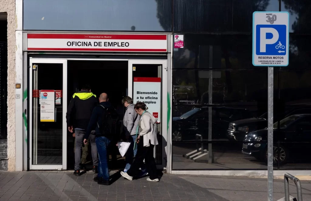 Varias personas entran a una oficina del SEPE, a 1 de abril de 2025, en Madrid (Fuente: Agencias)