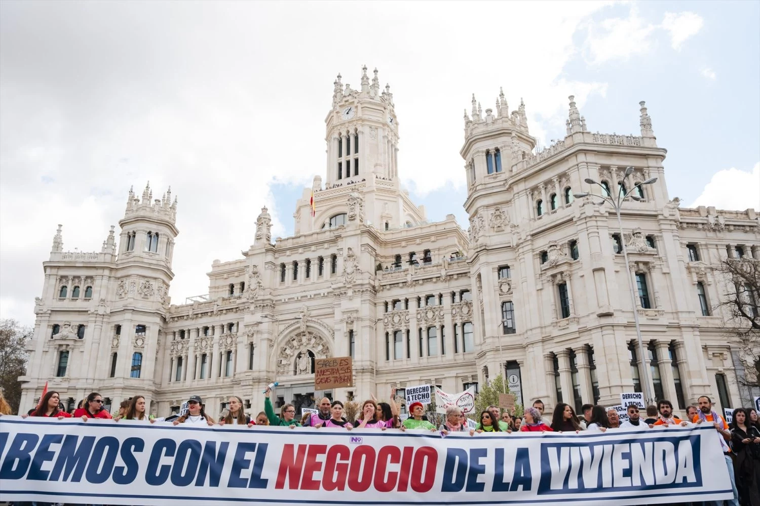 EuropaPress_6626363_decenas_personas_manifestacion_vivienda_atocha_abril_2025_madrid_espana