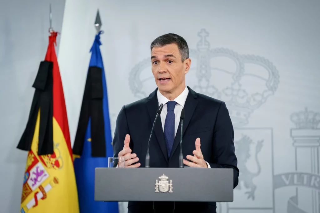 Pedro Sánchez, presidente del Gobierno, con dos crespones negros por la muerte del Papa Francisco | Fuente: Agencias