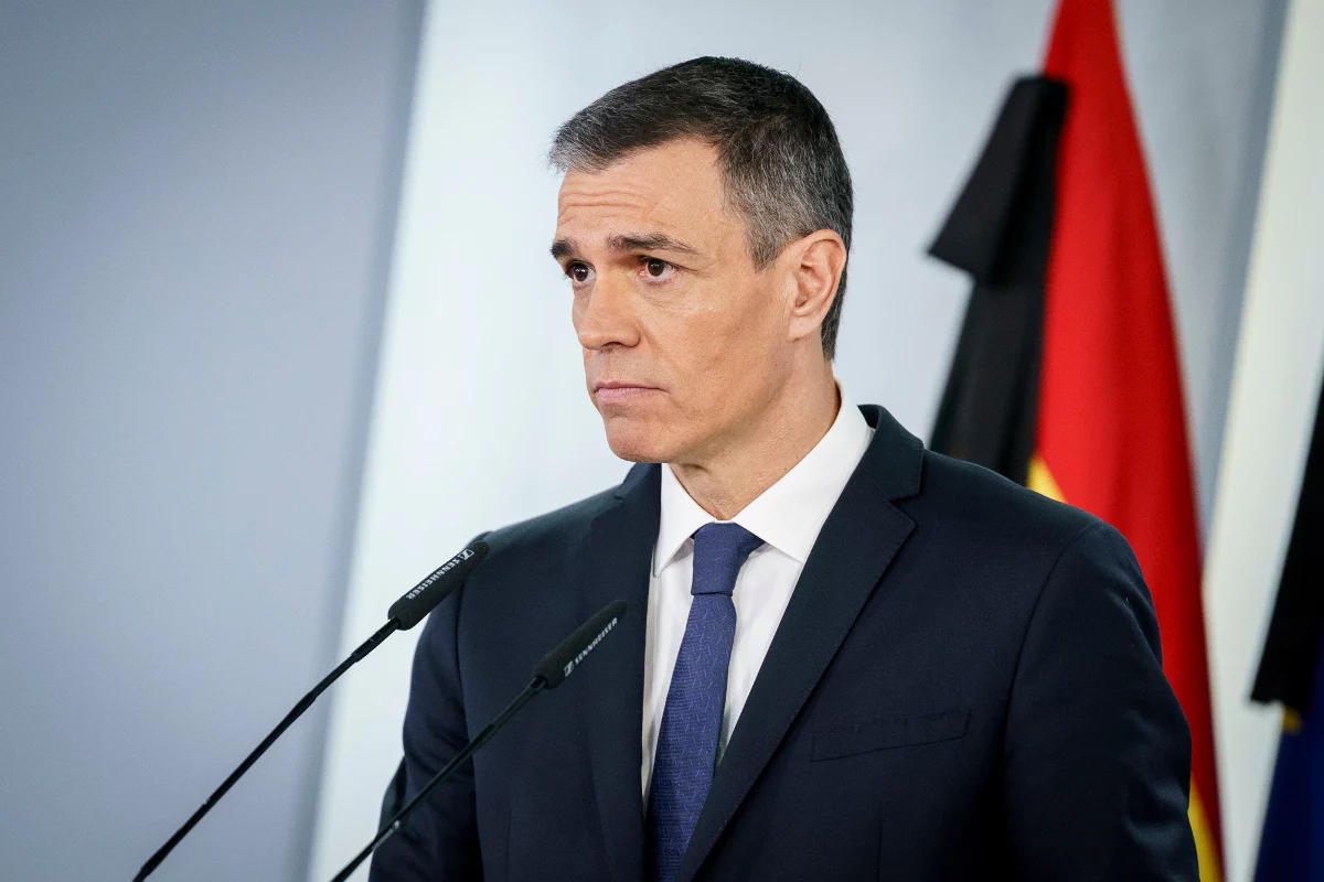 EuropaPress_6666341_presidente_gobierno_pedro_sanchez_comparece_palacio_moncloa_22_abril_2025 Pedro Sánchez, presidente del Gobierno, con dos crespones negros por la muerte del Papa Francisco | Fuente: Agencias