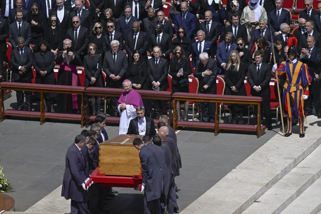 EuropaPress 6678071 salida feretro papa entierro basilica santa maria mayor funeral plaza san Moncloa