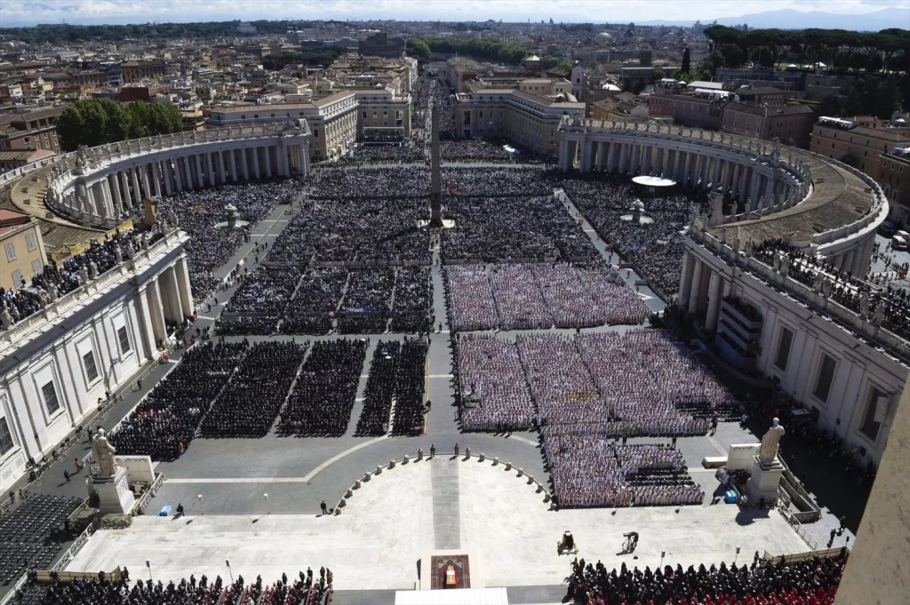 EuropaPress 6678076 miles personas funeral papa plaza san pedro 26 abril 2025 ciudad vaticano Moncloa