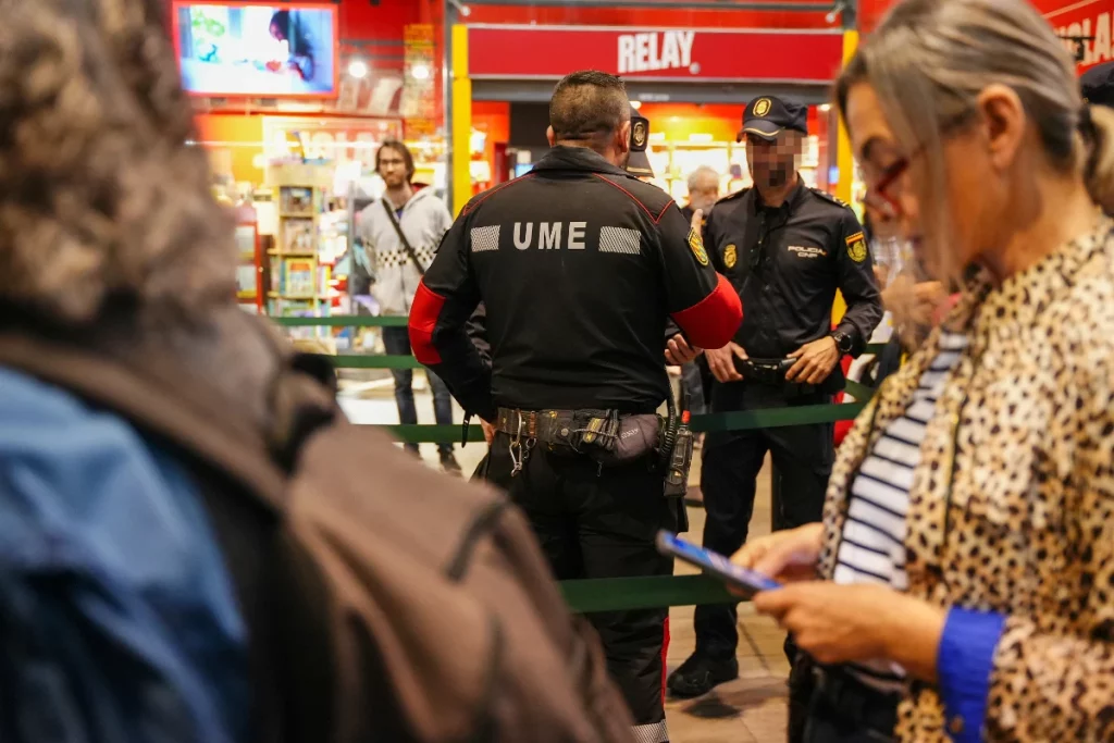 La UME controló la estación de Santa Justa (Sevilla) horas después del apagón | Fuente:  Agencias