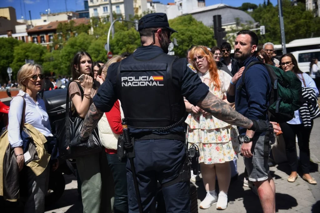 EuropaPress 6684291 viajeros estacion trenes madrid puerta atocha esperan noticias apagon Moncloa