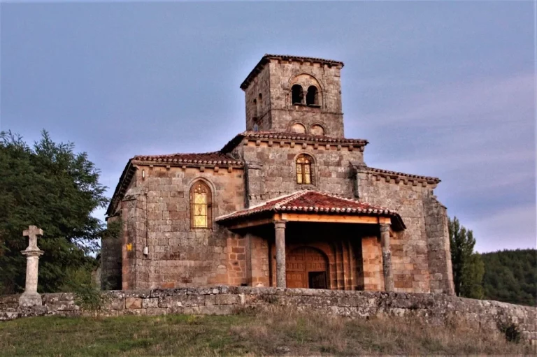 Tiene 1 iglesia y 2 habitantes, está en Burgos y es famoso por su increíble aislamiento