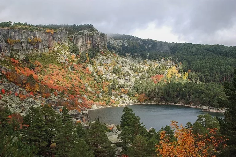 Conoce la ‘laguna negra’ de Soria, donde el sol nunca penetra y habita una criatura legendaria