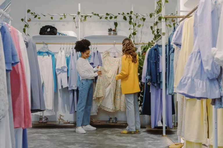 Sfera tiene los vestidos estampados perfectos para lucir con sandalias