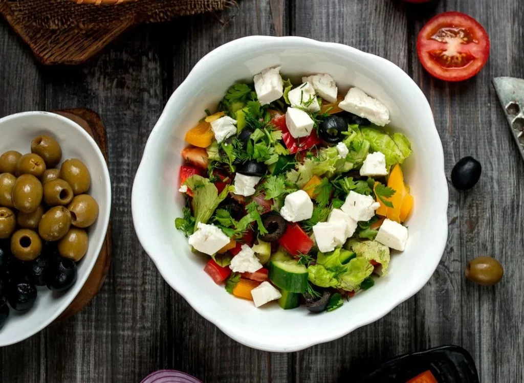 Preparación de una ensalada malagueña