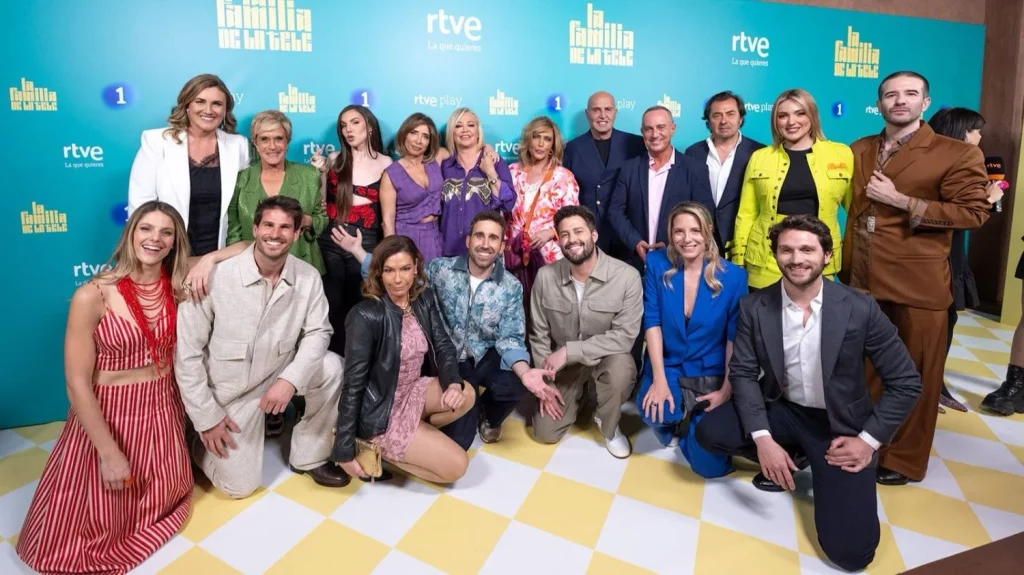 Así va a ser ‘La familia de la tele’ la gran apuesta de RTVE por el cotilleo 13 Moncloa ‘La familia de la tele’ en un set muy llamativo