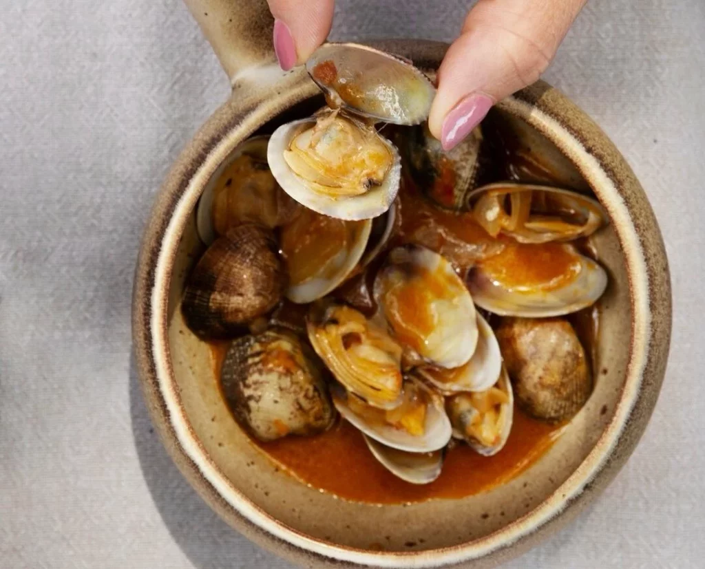 Aprende a hacer unas almejas a la marinera para llevar el sabor del Cantábrico a tu mesa 3 Moncloa Ingredientes para hacer unas deliciosas almejas a la marinera