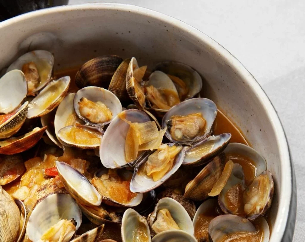 Aprende a hacer unas almejas a la marinera para llevar el sabor del Cantábrico a tu mesa 4 Moncloa Preparación de unas almejas a la marinera con el sabor del cantábrico