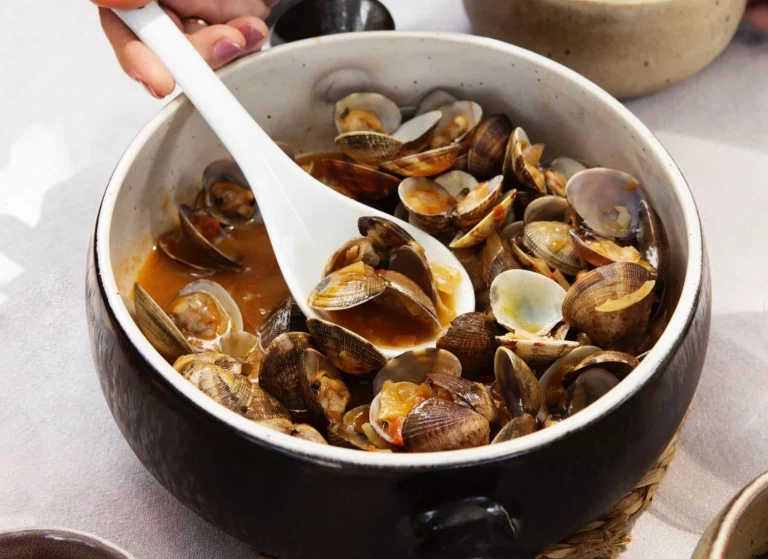 Aprende a hacer unas almejas a la marinera para llevar el sabor del Cantábrico a tu mesa