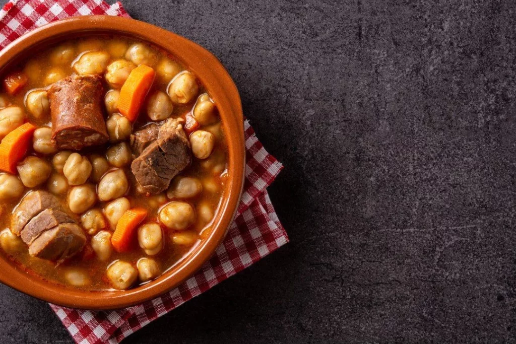 Fabada asturiana: un festín de sabor y tradición en cada plato 11 Moncloa Preparación de una deliciosa fabada asturiana