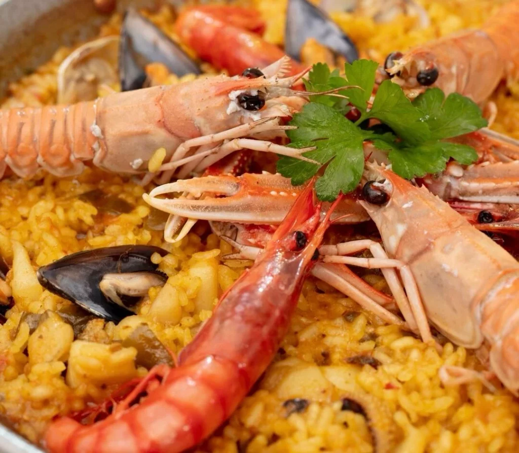 Arroz con bogavante: Siente la esencia del Atlántico en esta receta gallega 21 Moncloa Disfrutar este plato es todo un ritual