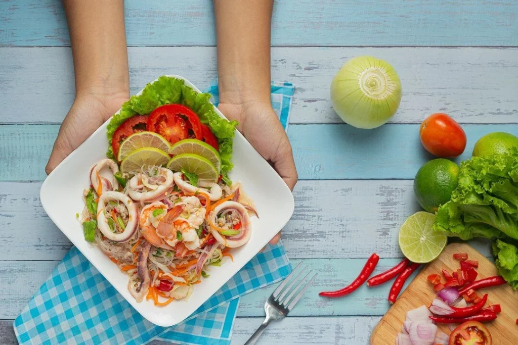 Ceviche tropical: una explosión de frescura en cada bocado 13 Moncloa Preparación de un buen ceviche tropical