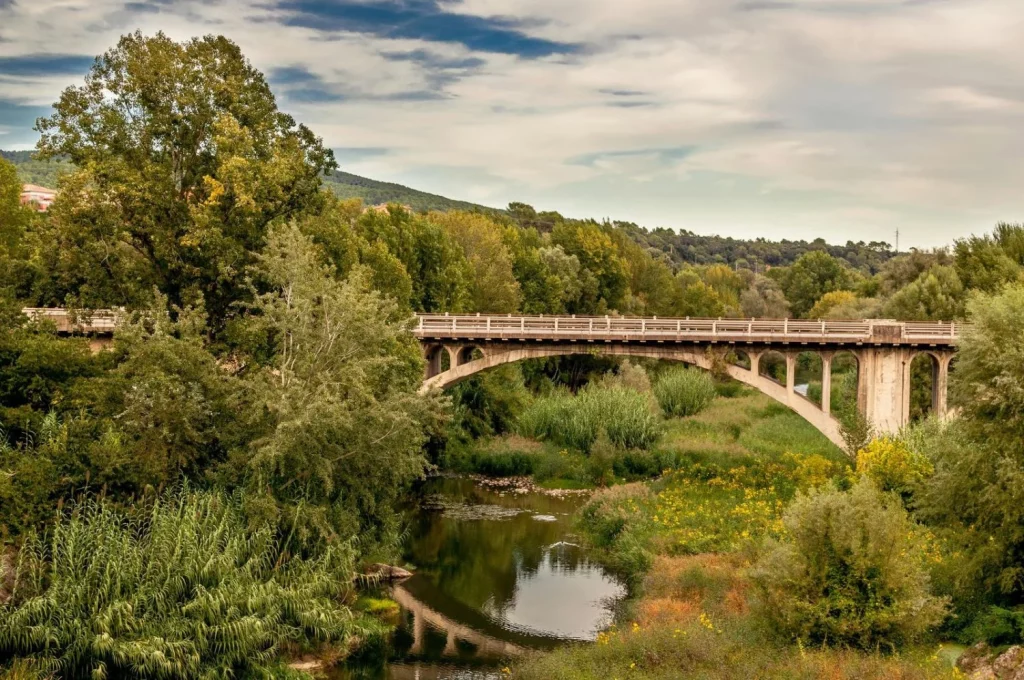3 pueblos medievales en Cataluña que te transportarán al pasado 10 Moncloa Besalú, uno de los pueblos mejor conservados de Cataluña