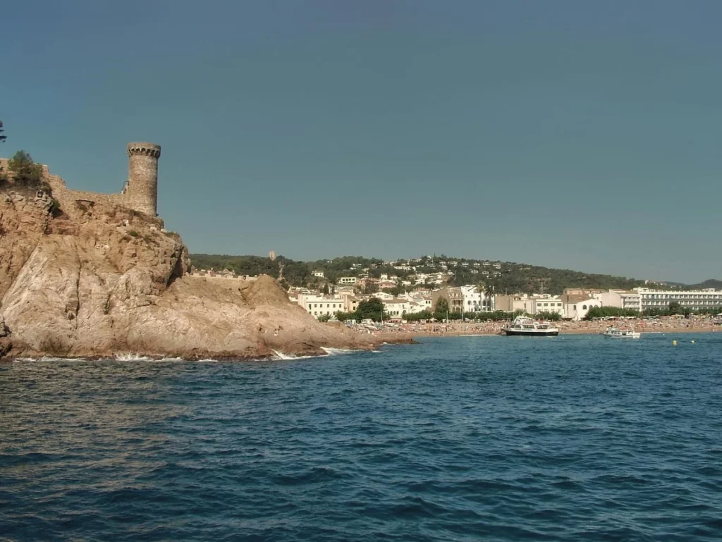 3 pueblos medievales en Cataluña que te transportarán al pasado 11 Moncloa Peratallada, un monje entre los campos del Empordà