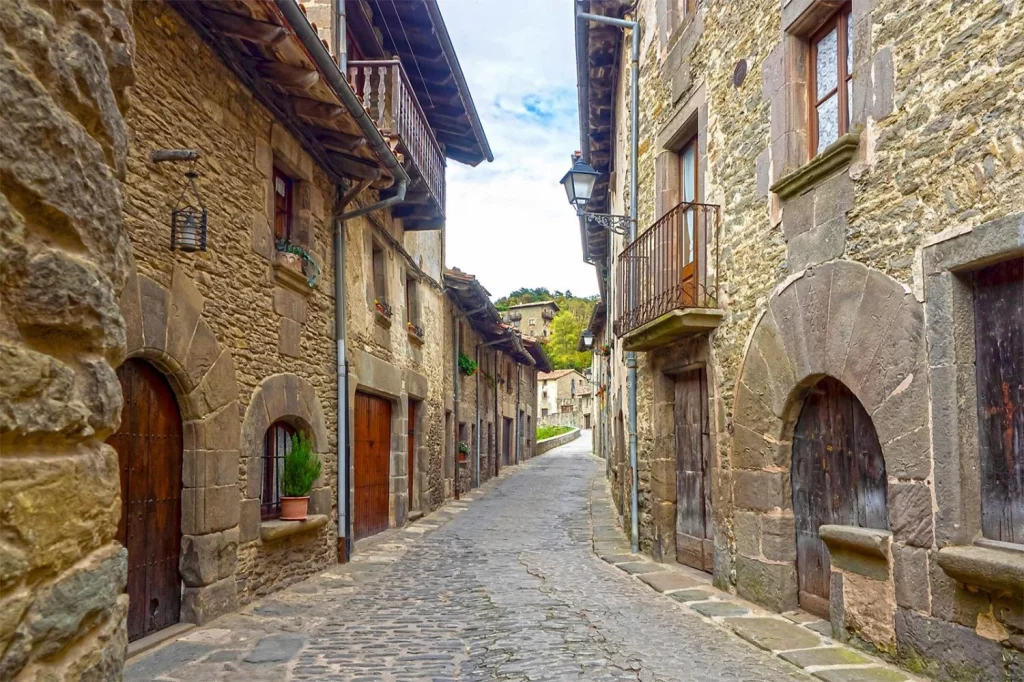 3 pueblos medievales en Cataluña que te transportarán al pasado 12 Moncloa Rupit, historia entre las montañas