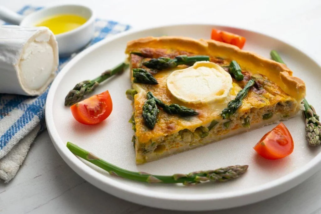 Preparación de un plato de quiche de espárragos y queso de cabra