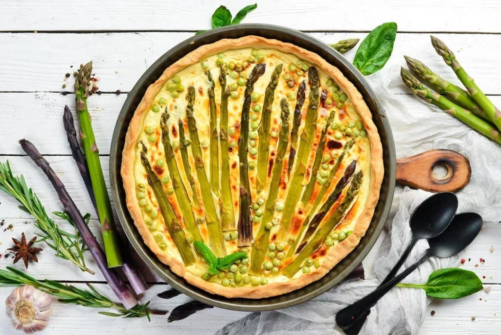 Ingredientes frescos para una quiche de espárragos y queso de cabra