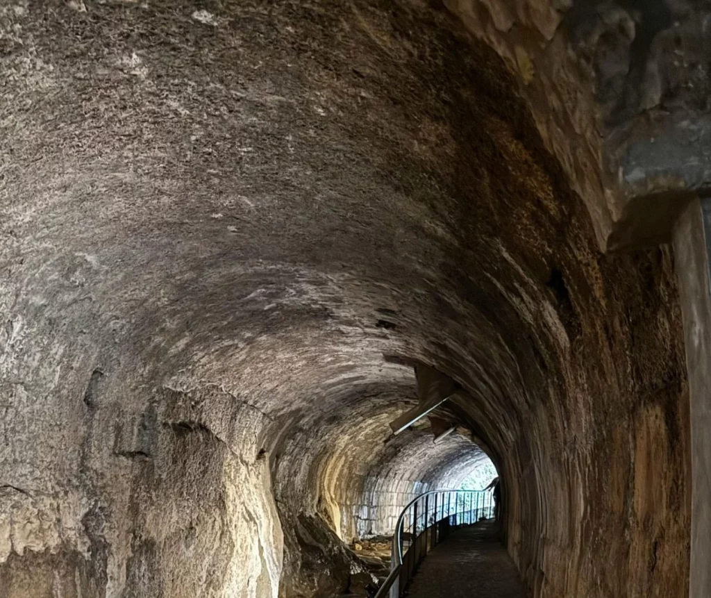 Descubre el enclave oculto cerca de Bilbao, donde la historia se respira en cada esquina 16 Moncloa Pinturas rupestres en las entrañas de la tierra