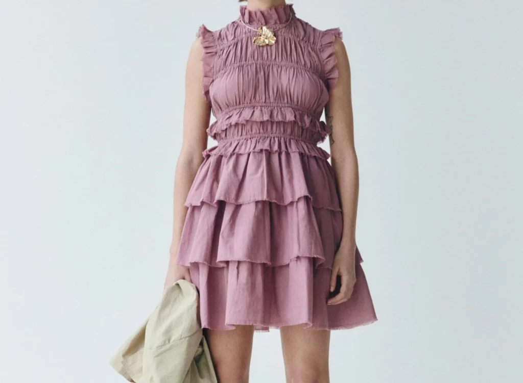 Sfera tiene los vestidos de invitada casual pero chic que te van a encantar 28 Moncloa Vestido corto volantes Sfera