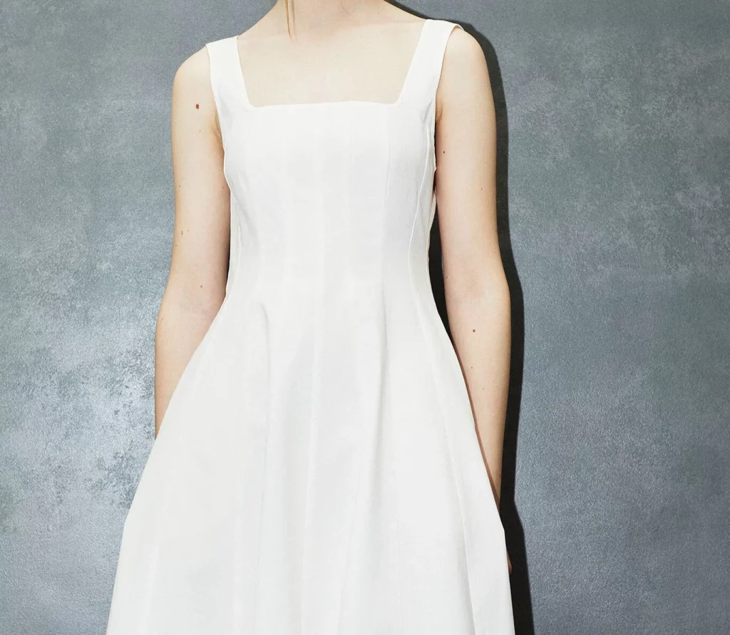 Sfera tiene los vestidos de invitada casual pero chic que te van a encantar 30 Moncloa Vestido blanco de rayas Sfera