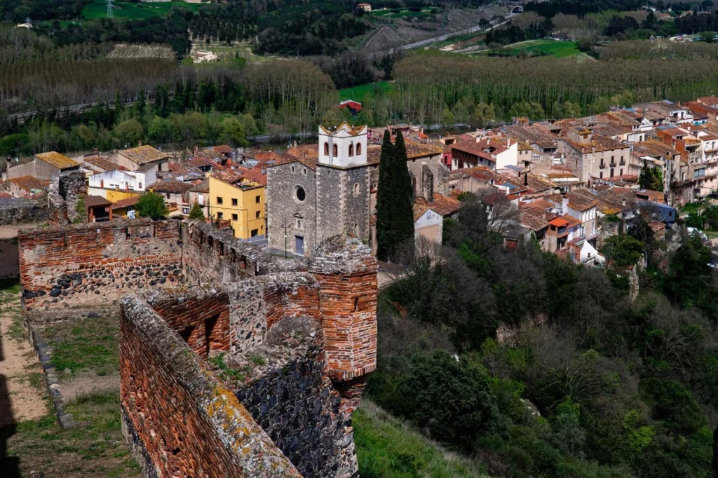 A pocos kilómetros de Barcelona, descubre un pueblo medieval 16 Moncloa El encanto medieval a un paso de Barcelona