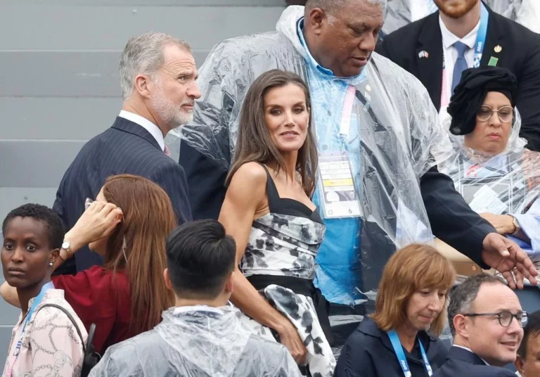 Por qué la reina Letizia no firmó las condolencias por la muerte del papa y el rey si