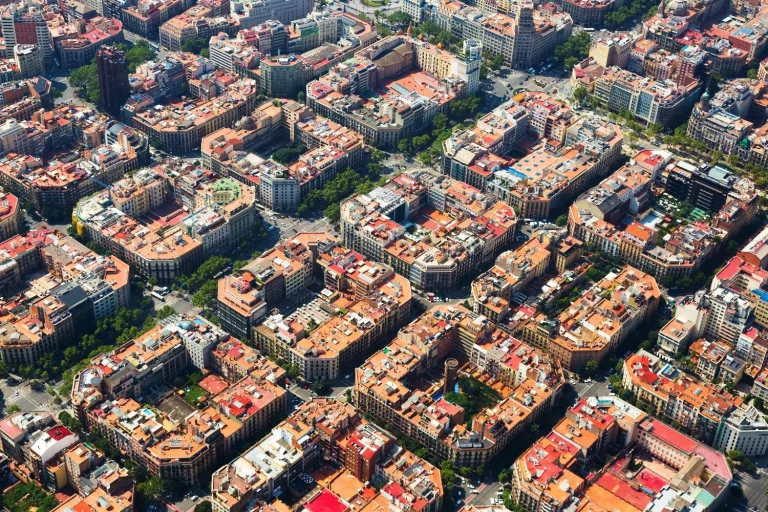 Barcelona, al límite: vecinos y turistas chocan por el control de la ciudad