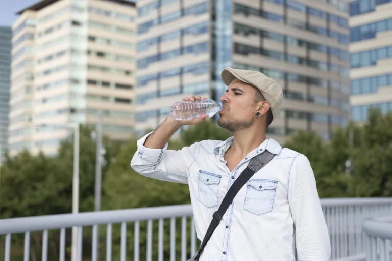 El agua que recomiendan los expertos para hidratarte mejor y sentirte con más energía