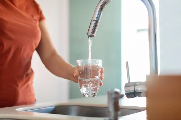 Tu factura del agua se dispara por este fallo tonto que no revisas: así lo paras