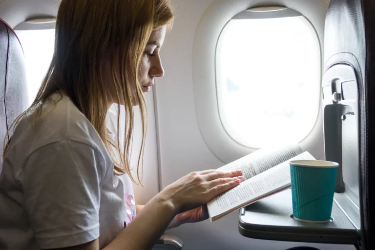 Este gesto al reservar vuelos te ahorra hasta 100€ y las aerolíneas lo odian