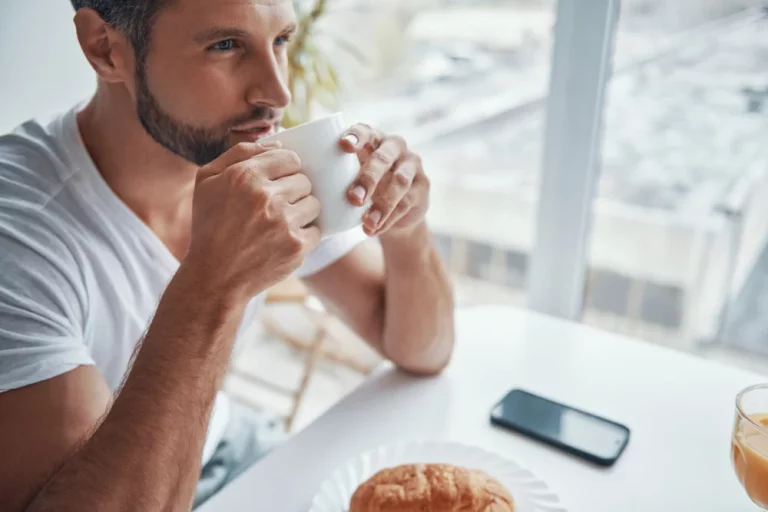 La ciencia habla detrás del bajón de cafeína y cómo vencerlo