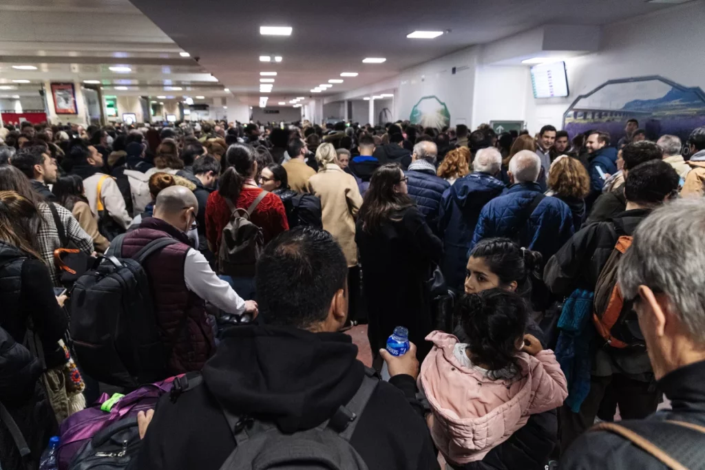 El temido 'cero' en España y Portugal siembra el caos: «Puede tardar una semana» 1 Moncloa El caos se apoderan las estaciones de Chamartín y Atocha | Fuente: Agencias