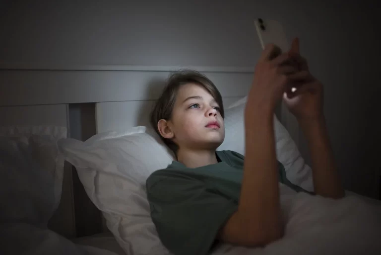 Así es como el ‘vamping’ está arruinando el sueño y la salud mental de tus hijos
