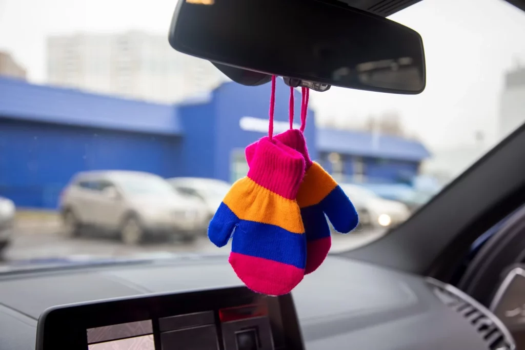 La DGT te puede multar por llevar esto en el coche, aunque creas que es legal 25 Moncloa OTROS OBJETOS COMUNES QUE LA DGT TAMBIÉN SANCIONA