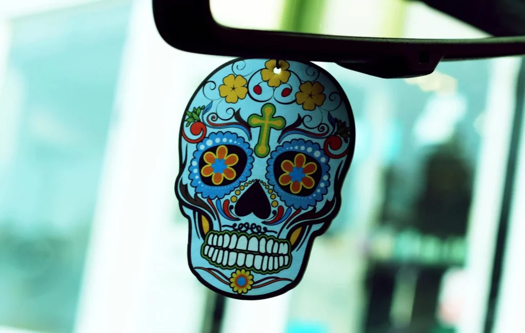 La DGT te puede multar por llevar esto en el coche, aunque creas que es legal 23 Moncloa POR QUÉ LA DGT PONE EL FOCO EN ALGO TAN COMÚN COMO LOS AMBIENTADORES