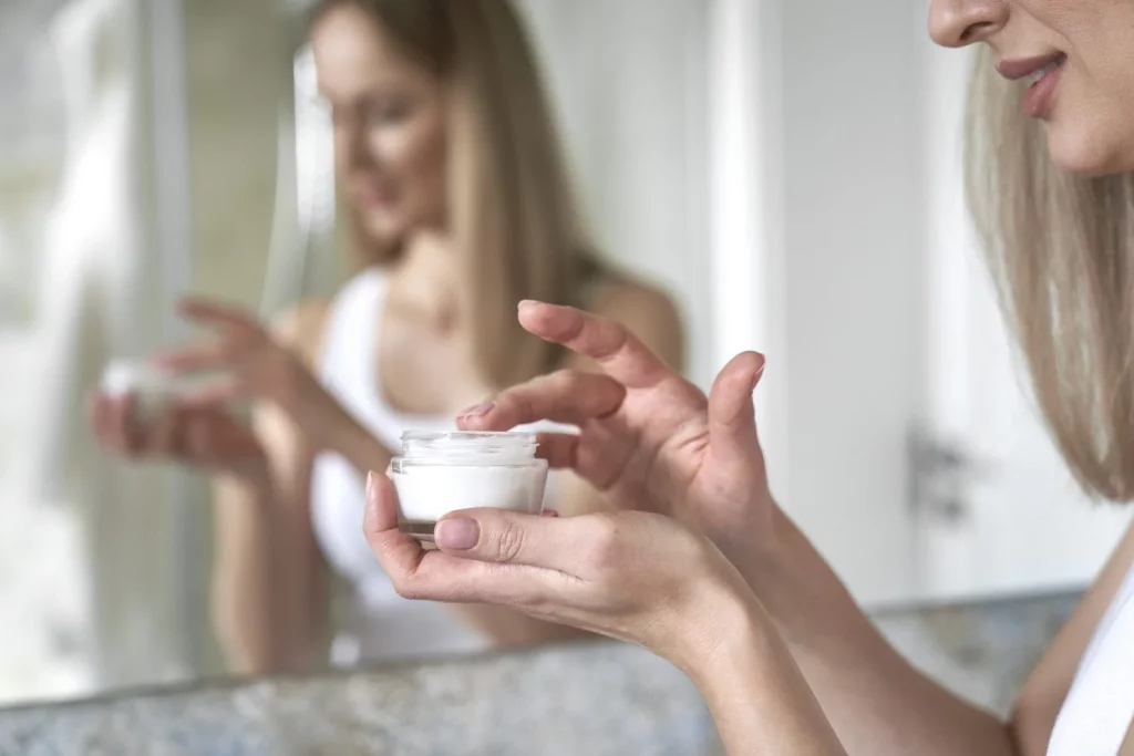 No es tu alimentación, es tu cosmético: este ingrediente natural podría estar alterando tus hormonas sin que lo sepas 17 Moncloa LA ABSORCIÓN CUTÁNEA: CUANDO EL ENVOLTORIO CORPORAL SE VUELVE PERMEABLE