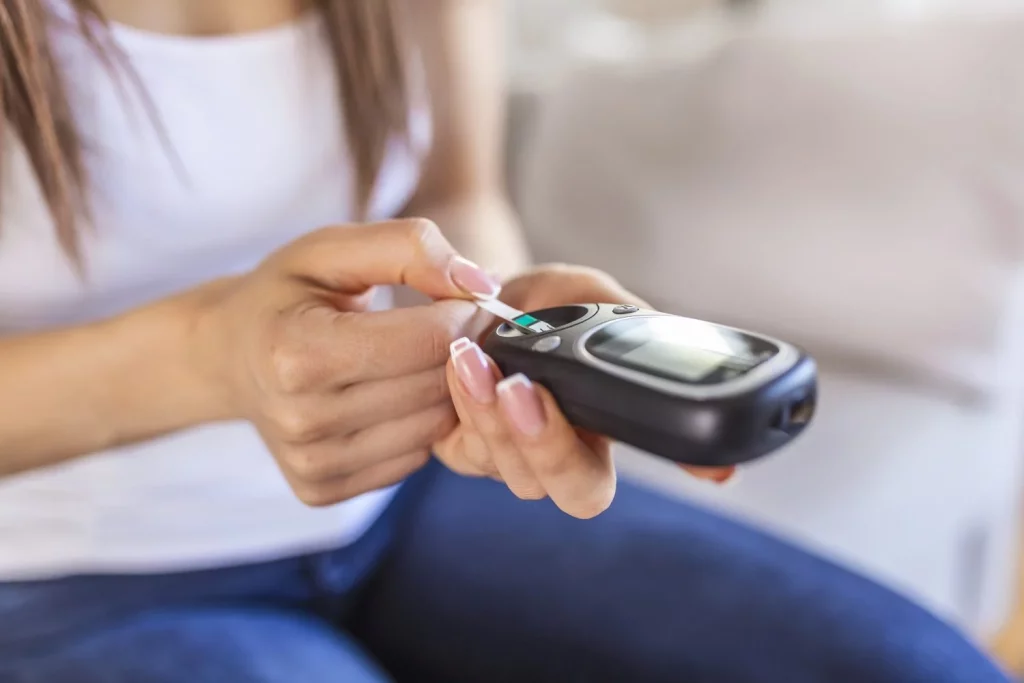 Ese sabor metálico en la boca no es normal y tu cuerpo podría estar avisándote de esto 29 Moncloa DIABETES DESCONTROLADA: EL DULCE ENEMIGO QUE DEJA SABOR A METAL