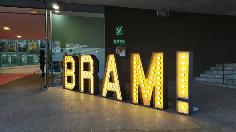 Dale vida a tu evento con letras gigantes
