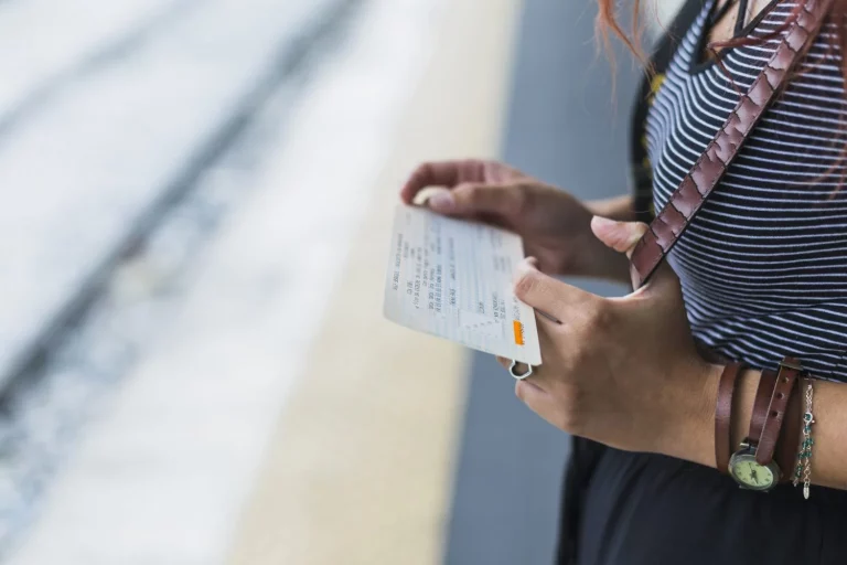 Este es el código oculto en tu billete de avión revela si eres un pasajero ‘marcado’ por la aerolínea