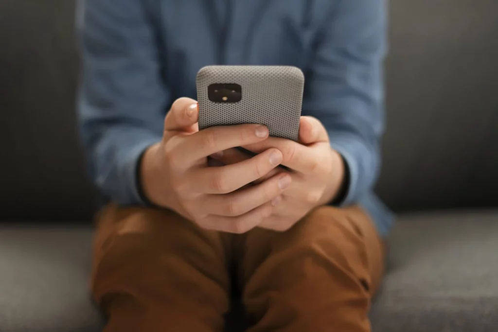 El método infalible (y un poco oscuro) para saber si te han bloqueado en WhatsApp para siempre 20 Moncloa front view teenager being cyberbullied Moncloa