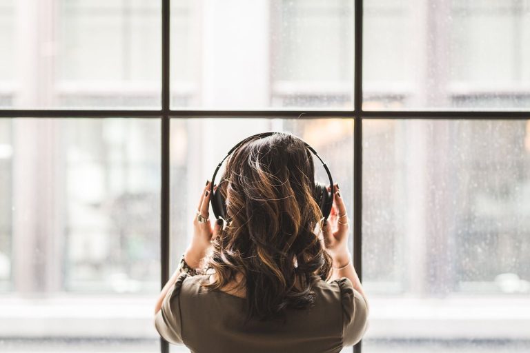 El 89% de los españoles que escucha audiolibros ha leído al menos un libro en el último año