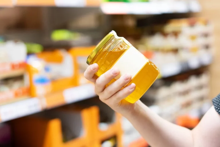 La miel «falsa» inunda los supermercados: así puedes detectarla según expertos apícolas