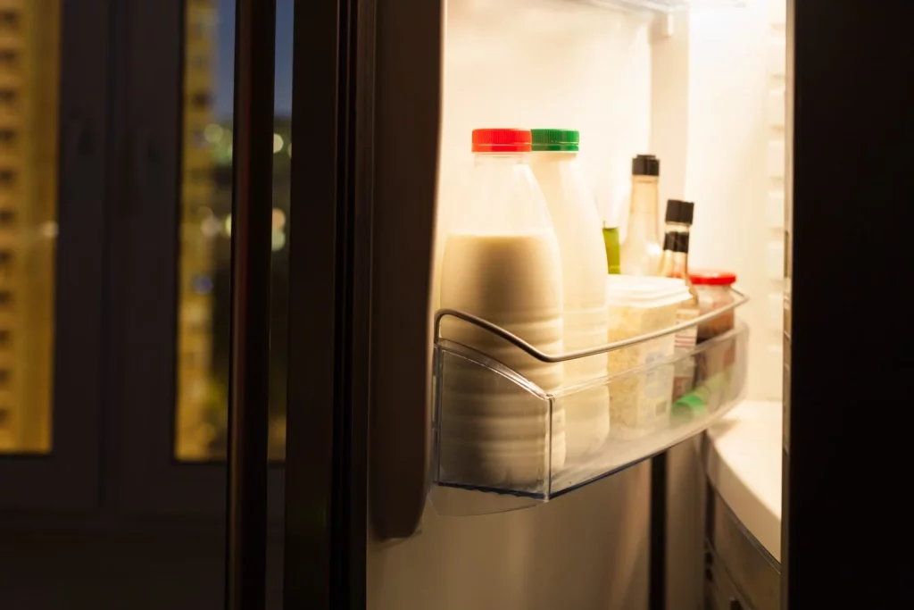 Este es el alimento que jamás debes guardar en la puerta de la nevera, y no son los huevos 7 Moncloa LA LECHE: EL ALIMENTO MÁS VULNERABLE A LAS FLUCTUACIONES TÉRMICAS