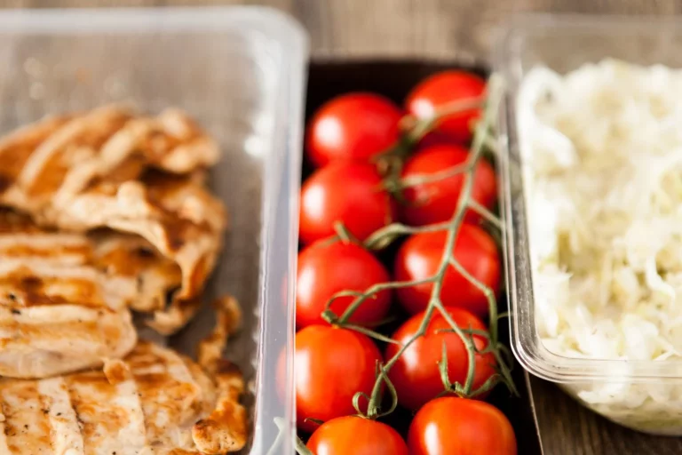 Este fallo al guardar las sobras de comida en la nevera que puede provocarte una intoxicación