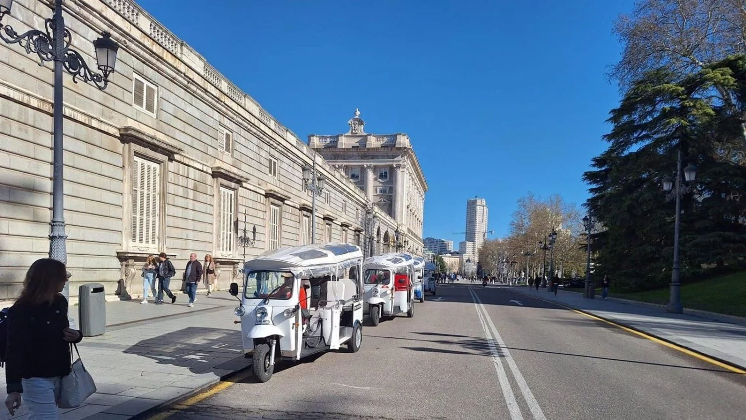 Tuk Tuk aparcados en el Palacio Real de Madrid (Fuente: Agencia) Tuk Tuk aparcados en el Palacio Real de Madrid (Fuente: Agencia)